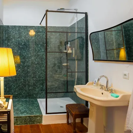 Life In Colour & Art - Charming 3bed Apartment