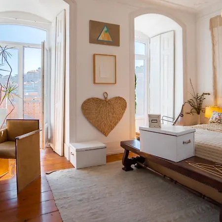 Apartment Life In Colour & Art - Charming 3bed